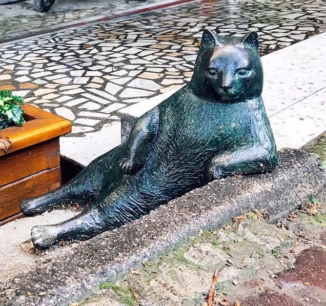 The Tombili cat statue